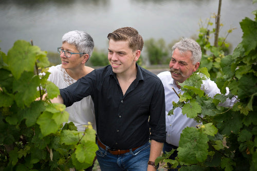 Wijnmaker Lucas Trossen van wijnhuis Gerhard Trossen en zijn ouders in de steile Moezel wijngaard Kröver Steffensberg in Duitsland