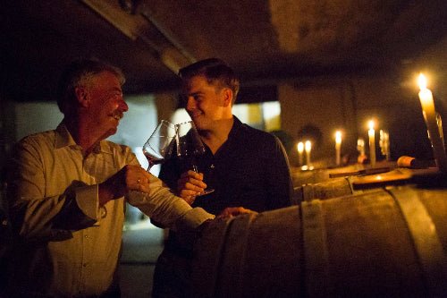 Wijnmakers Gerhard en Lucas Trossen in wijnkelder, Kröv, Mosel, Duitsland