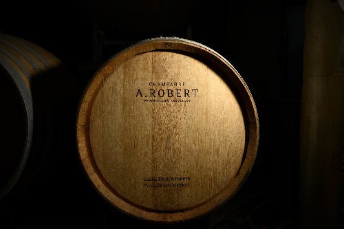 Champagne A. Robert, eiken wijnvat in wijnkelder, Frankrijk