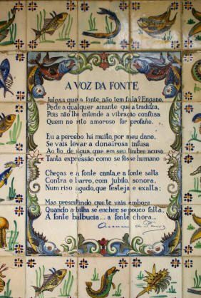 Quinta do Montalto, DO-Lisboa, Portugal, tegeltableau A voz da fonte met gedicht van Acacio de Palva